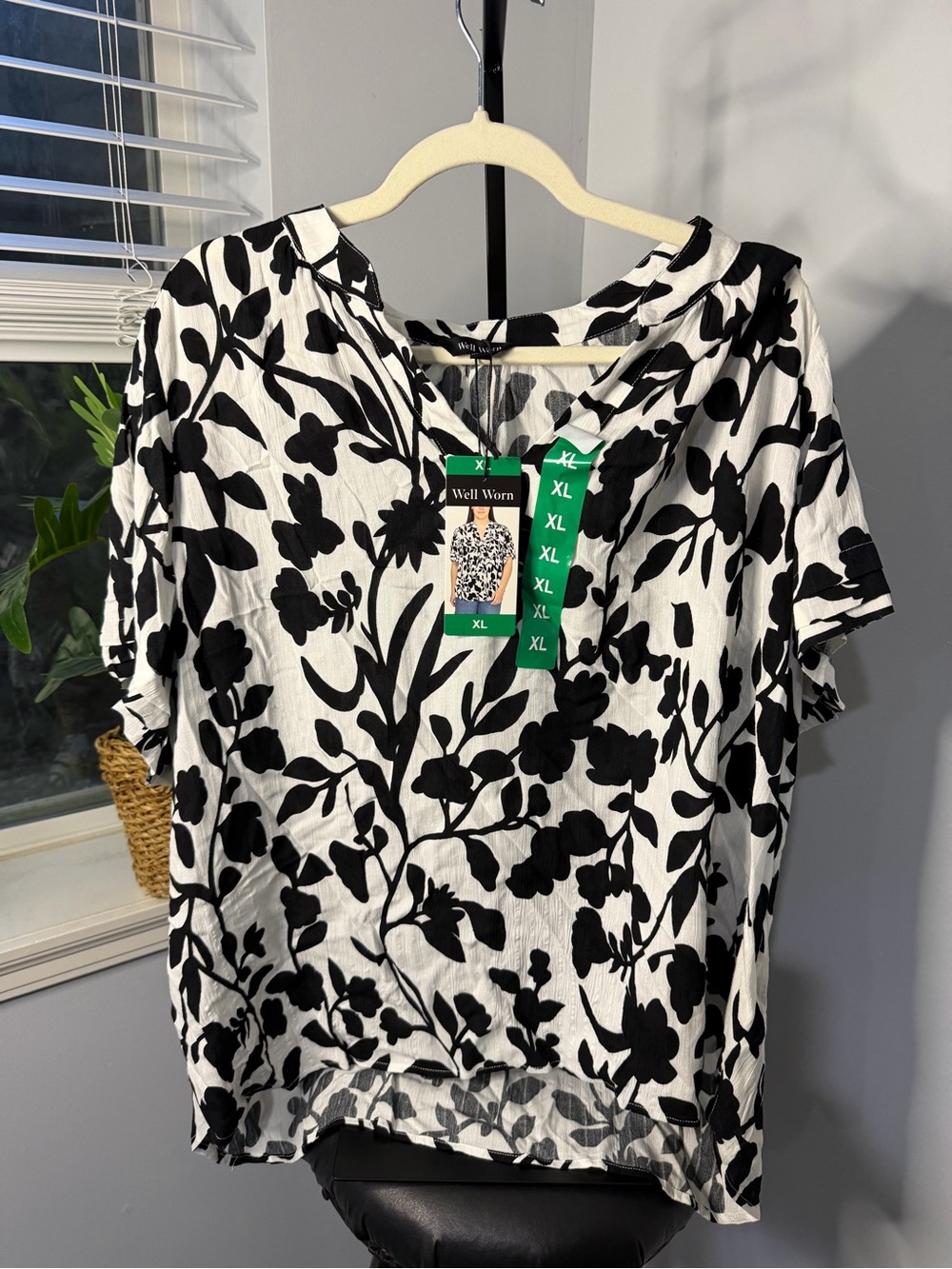 Well Worn Black & White Floral V-Neck Blouse